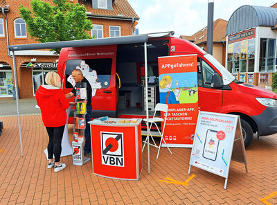 Eine Frau wird am VBN-Infostand beraten